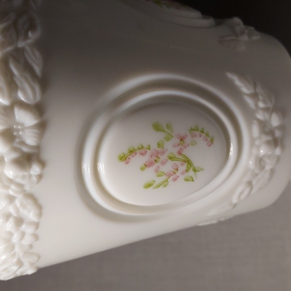 Vintage Fenton Milk Glass Hand Painted Candy Dish With Lid Signed Frieda Hubbard - Picture 4 of 9